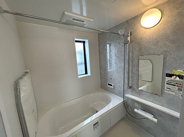 【【浴室】】浴室換気乾燥機がついて湿気対策にも配慮した浴室です。