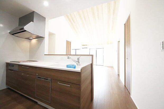 【キッチン】 家族との会話を楽しめる対面キッチンはビルトイン食洗器付で家事負担も大幅に軽減されます。 毎日のお料理がもっと楽しくなり、家族との時間も増えるでしょう。