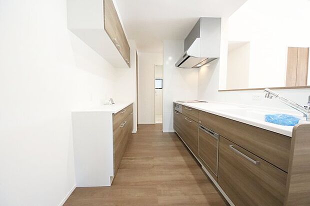 【キッチン】 キッチン収納は食器類の他に、消耗品や食料品などもストックできキッチン回りが片づきます。 作業スペースも広く、スムーズな家事導線を確保できます。