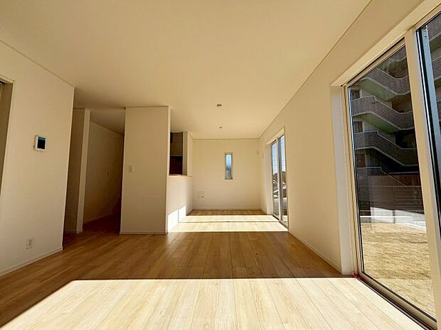 忙しい朝でも、しっかり家族が揃って食事をして頂けるゆとりある大きさのダイニングスペース。