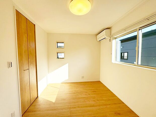 【洋室】【洋室】 お子様のお部屋としてだけでなく、奥様や旦那様の趣味などのお部屋としても使用できる洋室です。 壁や床の色合いか温かみがあり、様々な使い方ができます。