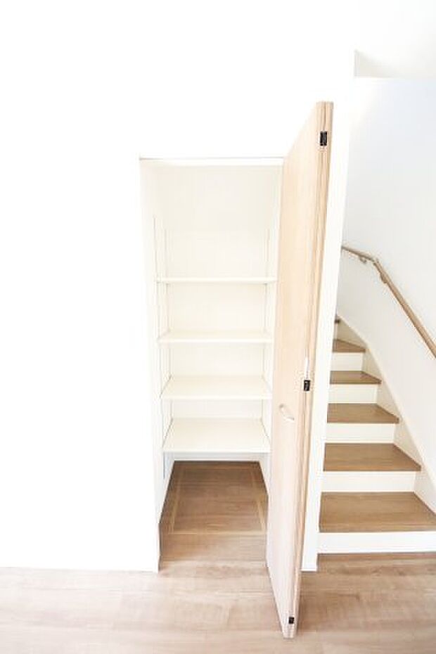 【収納】【収納】 各所にデッドスペースを有効活用した豊富な収納スペースを確保しているのでお部屋が片づきます。 季節家電やレジャー用品なども収納できるため快適な暮らしをサポートします。