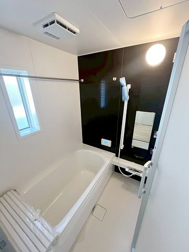【風呂】浴室暖房乾燥機付きの浴室です。小窓付きで自然換気もでき衛生的です。