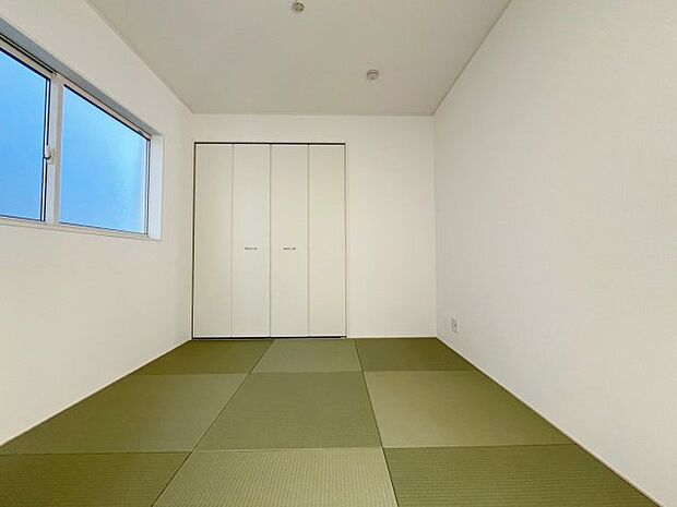 【和室】リビング横の和室はお子様の遊びの空間としても、お昼寝空間としても活躍。