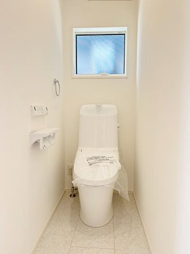 【トイレ】【トイレ】温水洗浄便座付の節水型トイレ。衛生的でお掃除もしやすくトイレ空間を清潔で快適に過ごせます。 嬉しいタオルリングやペーパーホルダーも完備です。同仕様写真。