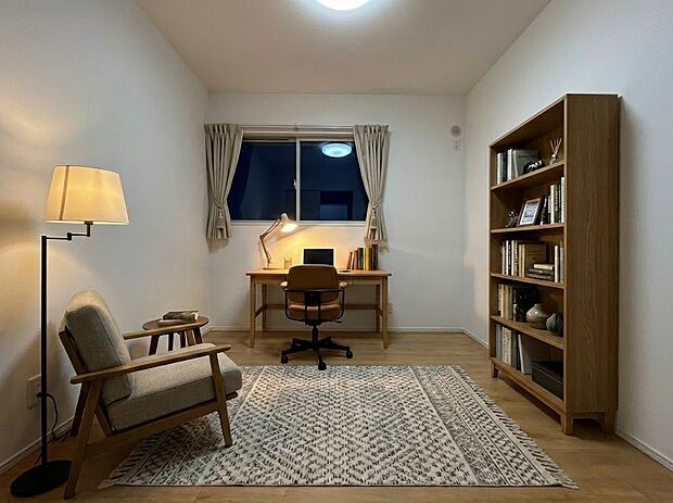 【洋室】【洋室】 お子様の部屋としてだけでなく、家族の大切な空間としても使用できます。※画像はイメージです。 壁や床の色合いか温かみがあり、様々な使い方ができます。