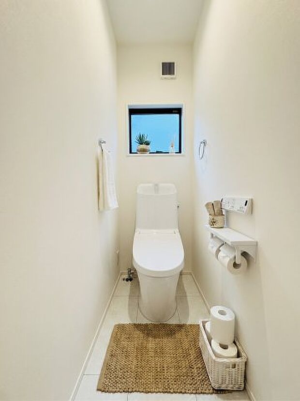 【トイレ】【トイレ】 温水洗浄便座付きのトイレ空間は、毎日の生活を気持ちよく過ごせます。※画像はイメージです。 嬉しいタオルリングやペーパーホルダーも完備です。