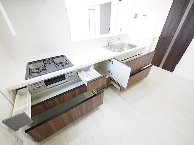【システムキッチン】- Kitchen -
広々としたシンクと３口コンロは、お料理の効率を格段にアップさせます。使いやすい引き出し収納で、キッチンはいつも整理整頓♪