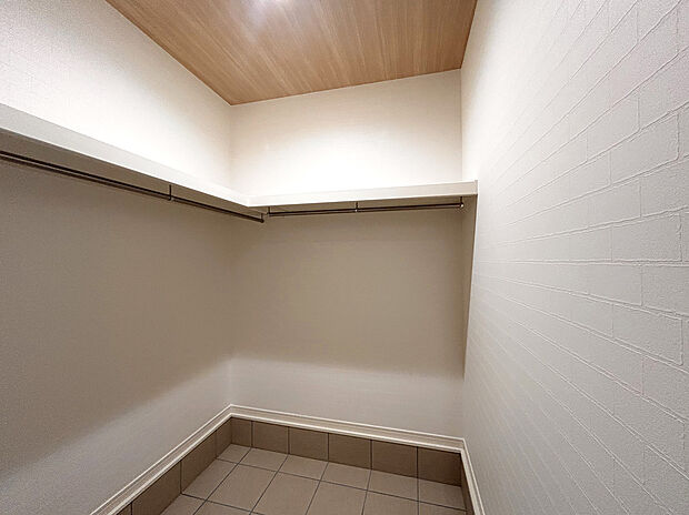 【シューズインクローゼット】シューズインクローゼットはアウトドア用品やベビーカーなどかさばるものの収納に便利です。