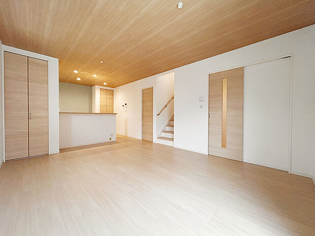 【LDK】キッチンに立っていてもリビングに目を向けることができるので、小さなお子様がいても安心して作業ができます。