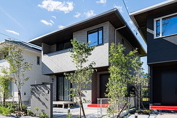 【外観パース図】■C号地外観グレーの外壁で洗練された印象のファサードデザイン。幅員約6.0m道路に面し、お車の駐車もスムーズに行えます。