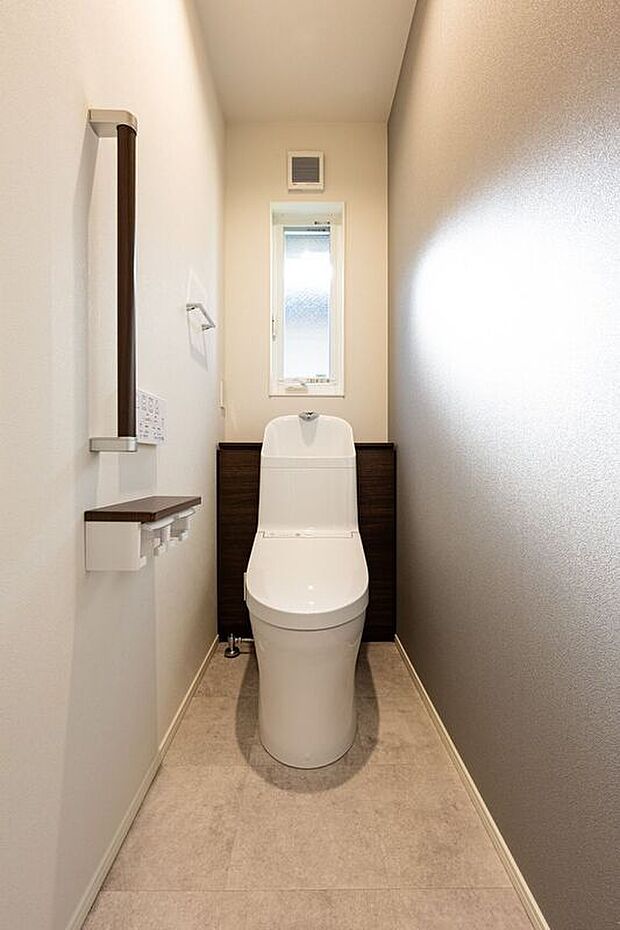 【トイレ】■B号地2階トイレトイレはリモコンで操作可能です。トイレ本体に直接触れる必要がなくなり、衛生的です。