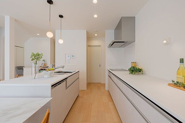 【キッチン】■H号地キッチンリビングからは直接お庭に出られます。隣家と間隔があるため、カーテンを開けていても視線が気になりにくく、開放感を味わえます。お庭には水栓があり、水やりやプールにも便利です。