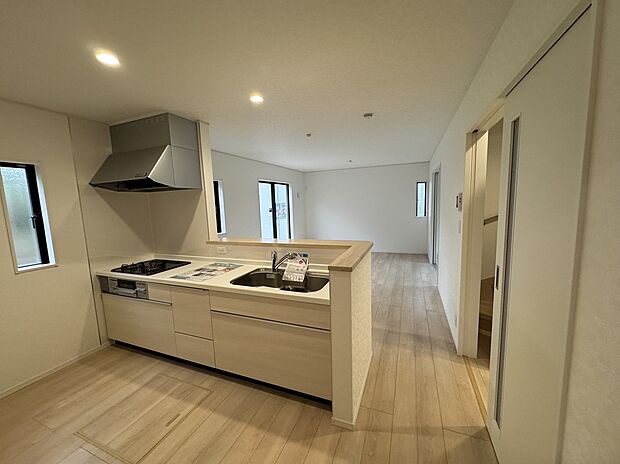 【2号棟のキッチンからリビング】2号棟の16帖のLDK