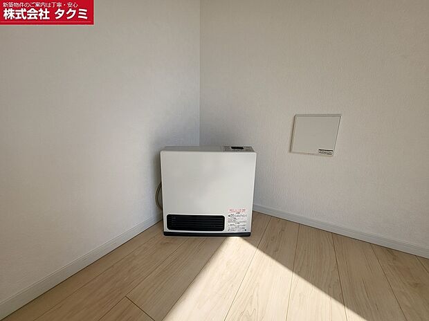 【7号棟のキッチン脇の設備】都市ガスを利用した暖房器具となります。こちらも快適に暮らすアイテムの一つとなりますね。