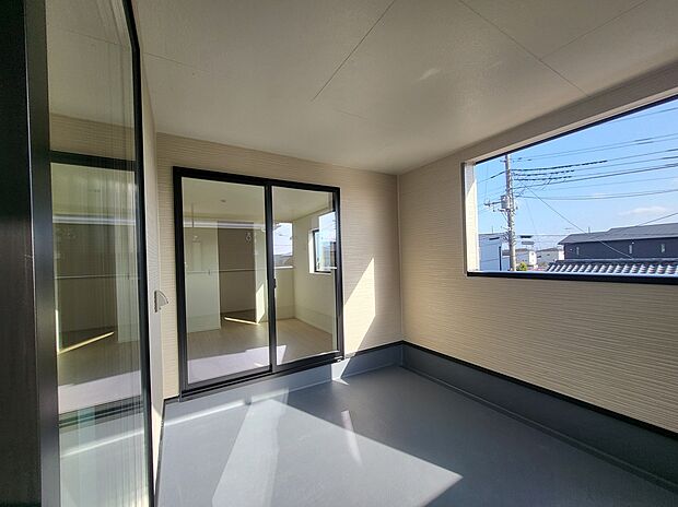 【6号棟バルコニースペース。】大きなバルコニーへ2つのお部屋から出入りできます。