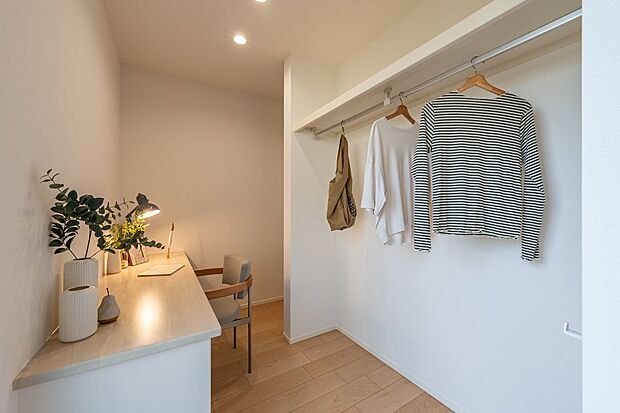 ■B号地ワークスペース主寝室にはワークスペースがあります。お休み前に読書をしたり、日記を書いたり、日中のテレワークにご活用いただいたり、様々な用途で活躍するスペースです。