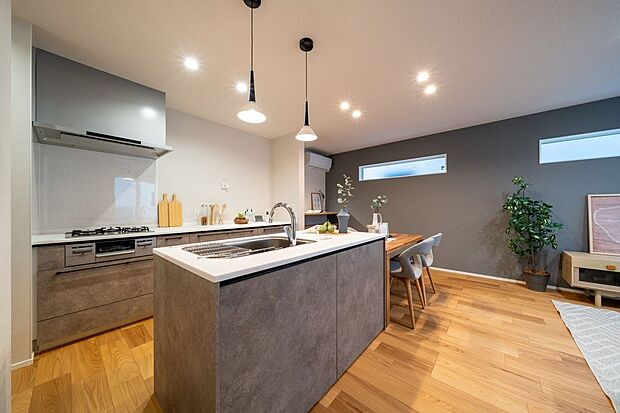 ■1号地キッチンセパレートキッチンとなっており、回遊性のある動線で調理や片付けがスムーズに行えます。家族みんなが自然とお手伝いできる間取りです。