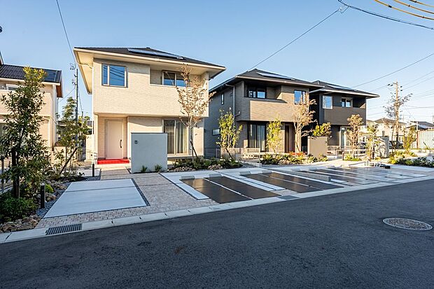 ■B・C・D号地外観全5棟の新築住宅です。いつまでも飽きのこない、愛着を感じる家となるよう、均整の取れたシルエットと、自然な色合いのデザインを施しています。