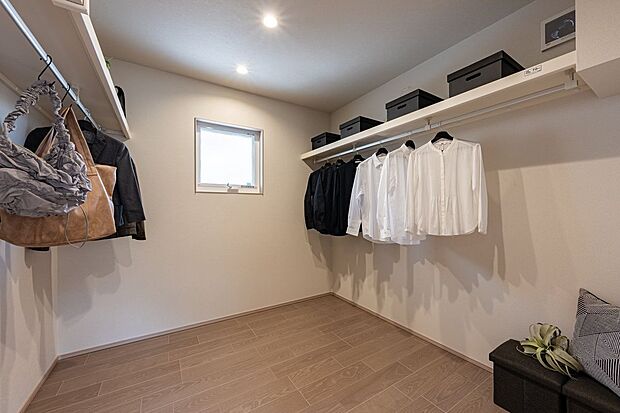 ■E号地ファミリークローク２階にあるファミリークロークです。ご家族の荷物や衣類を一括管理できるので、朝の支度や衣替えがスムーズになります。中で着替えることができる広々設計です。