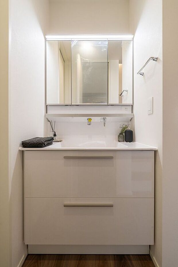 ■8号地洗面清潔感のある白を基調とした洗面台です。鏡裏収納と引き出し収納があり、日用品やスキンケア用品もスッキリと収納できます。