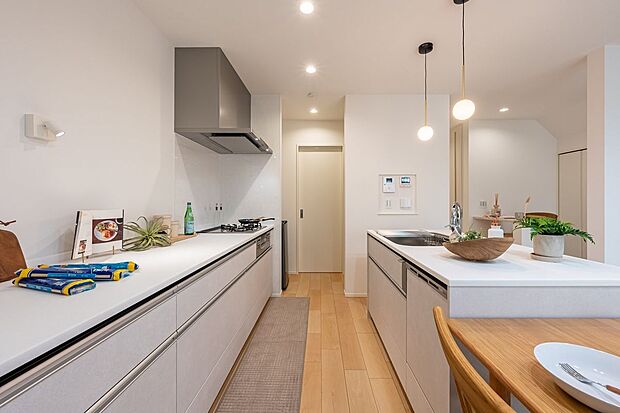 【キッチン】■B号地キッチンリビングを見渡せるカウンターキッチンです。ご家族との会話を楽しみながら料理ができます。ホームパーティーなどの際にも大活躍です。食器洗浄乾燥機付きで、家事の時短につながります。