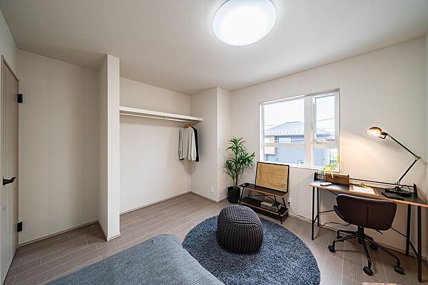 【寝室】■L号地洋室子ども部屋にはオープンタイプのクローゼットを完備。朝の支度や衣替えがスムーズにできます。お子様でも自分のモノを管理しやすく、整理整頓の習慣づけにも。