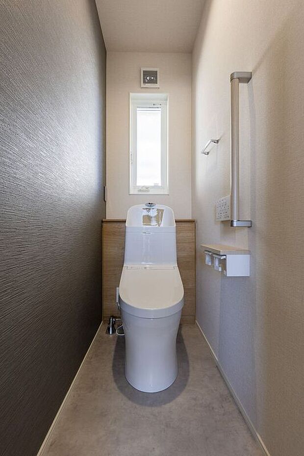 【トイレ】■2階トイレトイレはリモコンで操作可能です。トイレ本体に直接触れる必要がなく、衛生的です。手すり付きで、立ち上がるときも安心です。