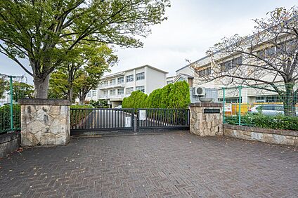 依佐美中学校 2210m