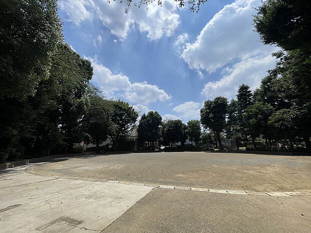 豊島区立池袋本町公園(約640m)