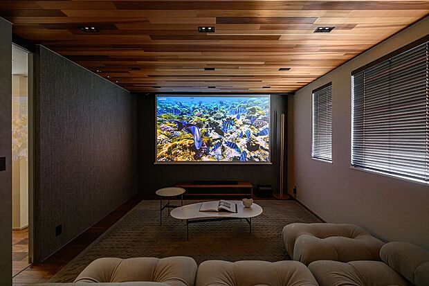 【リビング】120インチ4k対応スクリーン付き