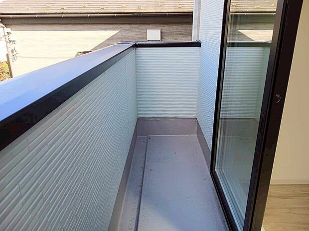 ■ 心地よい風と光を感じる、くつろぎのバルコニー