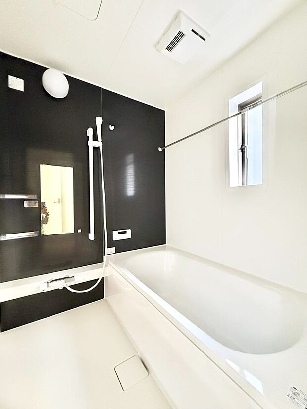 ■落ち着いた色合いの壁面、ゆっくり寛げるバスルーム