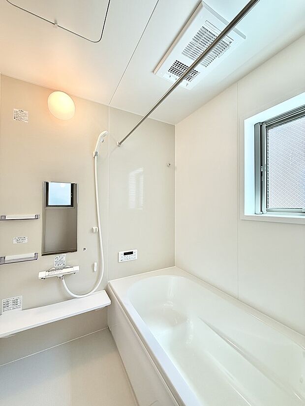 ■落ち着いた色合いの壁面、ゆっくり寛げるバスルーム