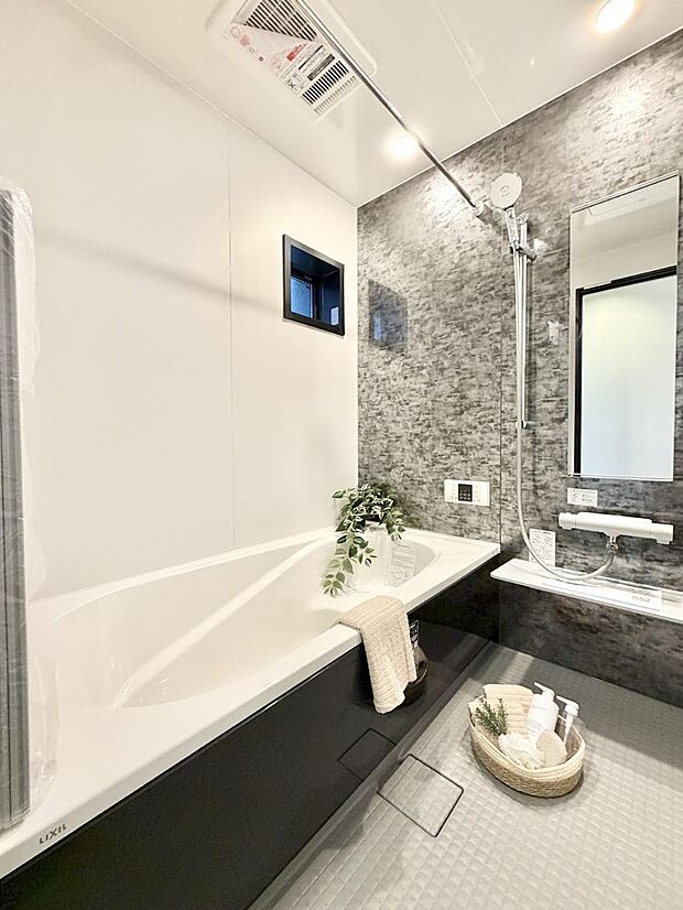 ■落ち着いた色合いの壁面、ゆっくり寛げるバスルーム