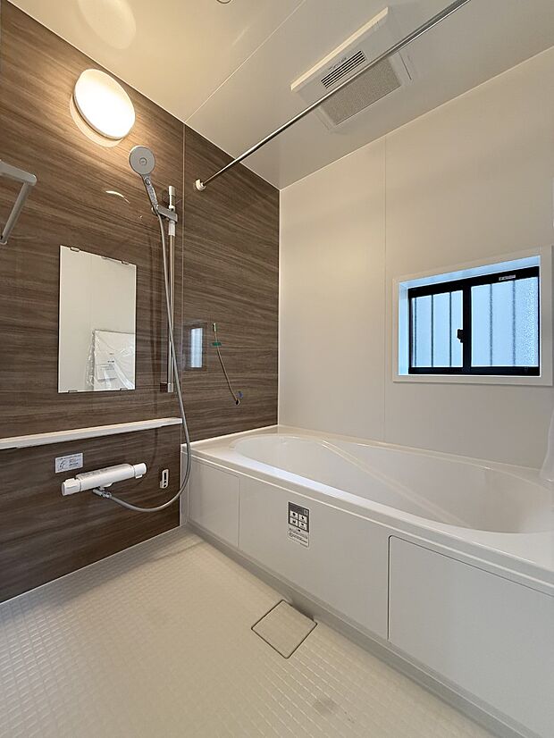 ■落ち着いた色合いの壁面、ゆっくり寛げるバスルーム