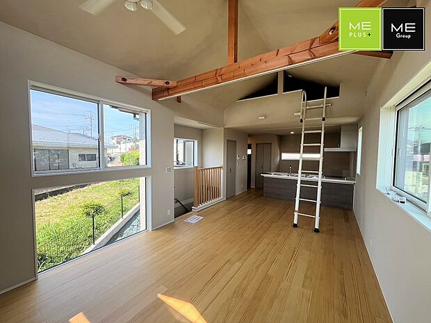 【リビング】■光と風を感じる、リラックスできる空間