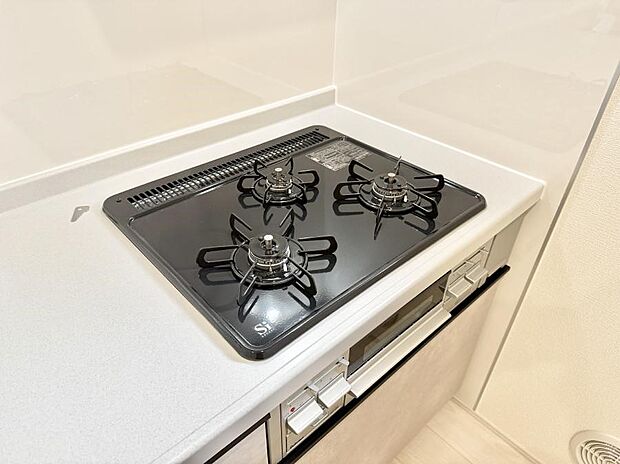 【3口ガスコンロ】■一度に多くの料理ができ便利で効率的