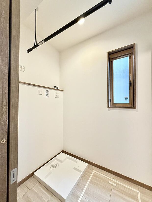 【室内物干し】■天候や時間を気にせず洗濯物を干せ、紫外線から衣類を守れます。