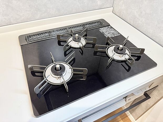 【3口ガスコンロ】■一度に多くの料理ができ便利で効率的