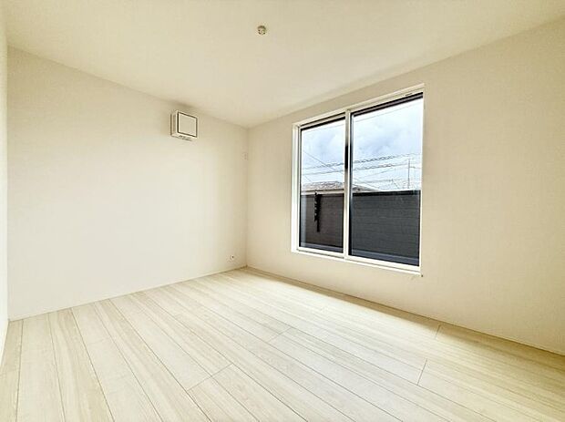 【寝室】■シンプルな空間で、収納付きベッドやデスクなど、多機能な家具を活用しやすいです