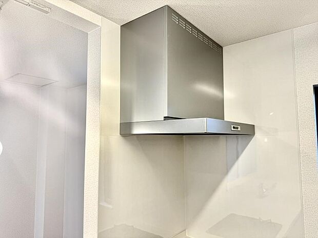 【レンジフード】■調理時の蒸気や匂いが換気扇に誘導され、効率的に排煙ができます。