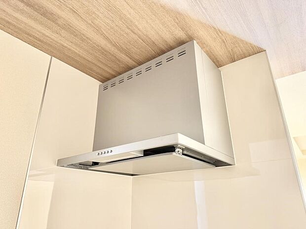 【レンジフード】■調理時の蒸気や匂いが換気扇に誘導され、効率的に排煙ができます。