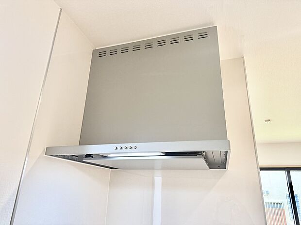 【レンジフード】■調理時の蒸気や匂いが換気扇に誘導され、効率的に排煙ができます。