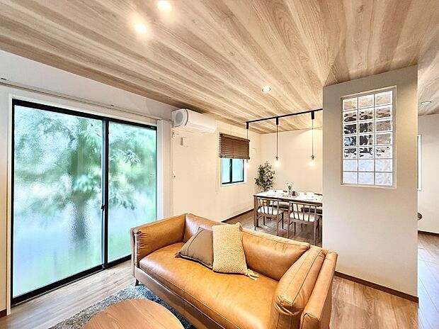 【リビング】■光と風を感じる、リラックスできる空間