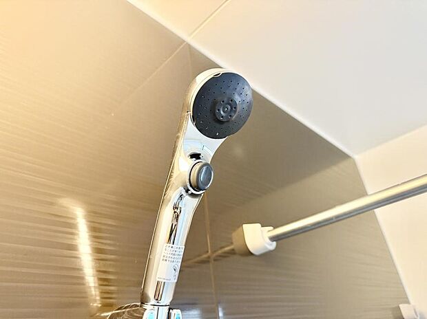 【止水シャワーヘッド】■手元で簡単に止水できるため、水の無駄遣いを減らすことができます。