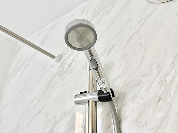 【止水シャワーヘッド】■手元で簡単に止水できるため、水の無駄遣いを減らすことができます。