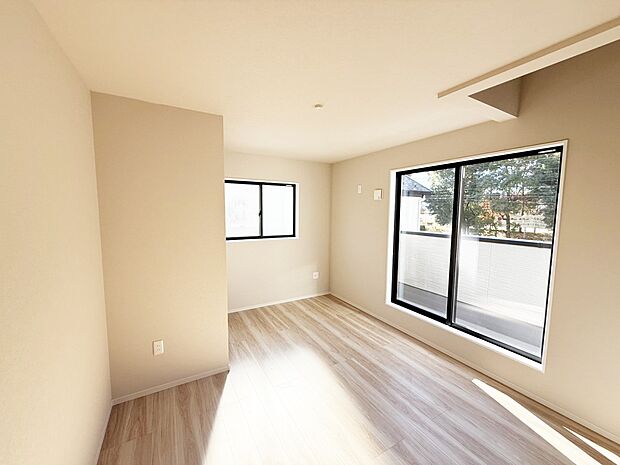 【リビング以外の居室】■落ち着いた色合いのお部屋で穏やかな時間を楽しめます