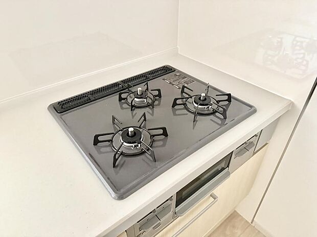 【3口ガスコンロ】■一度に多くの料理ができ便利で効率的