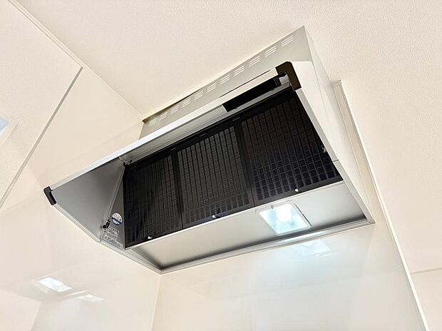 【レンジフード】■調理時の蒸気や匂いが換気扇に誘導され、効率的に排煙ができます。